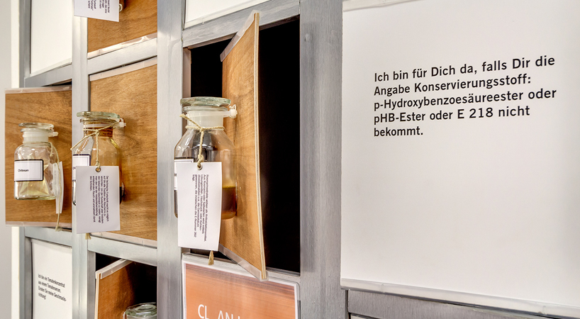 verschiedene Zusatzstoffe in kleinen Gläsern